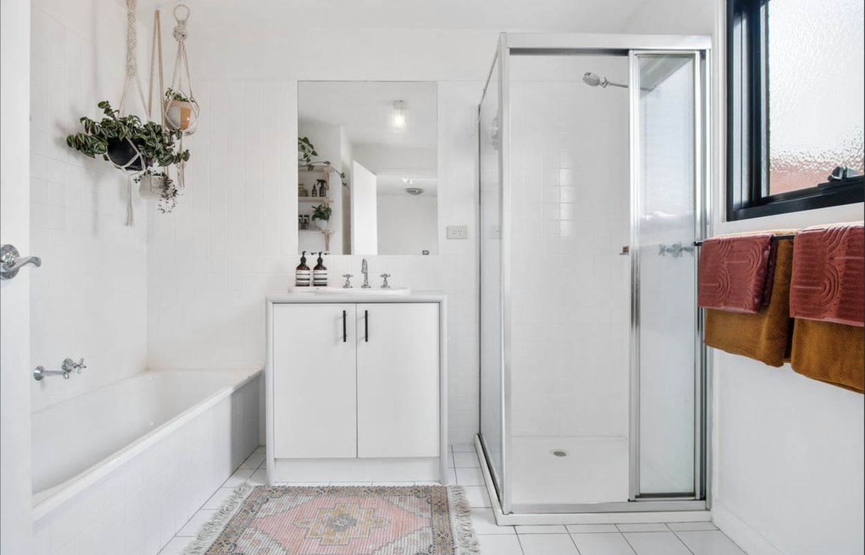 6/1 Kaye Court, Coburg &mdash; Bathroom