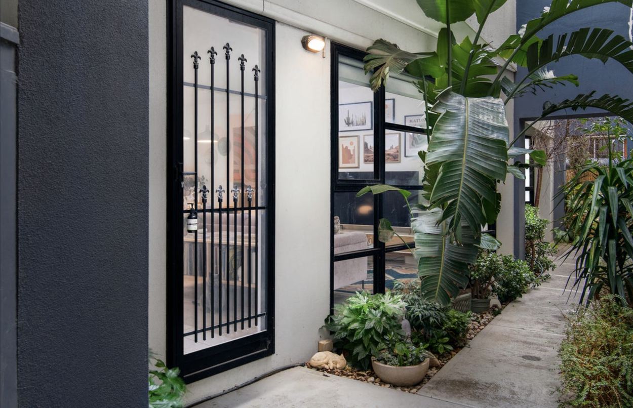 6/1 Kaye Court, Coburg &mdash; Entry and courtyard