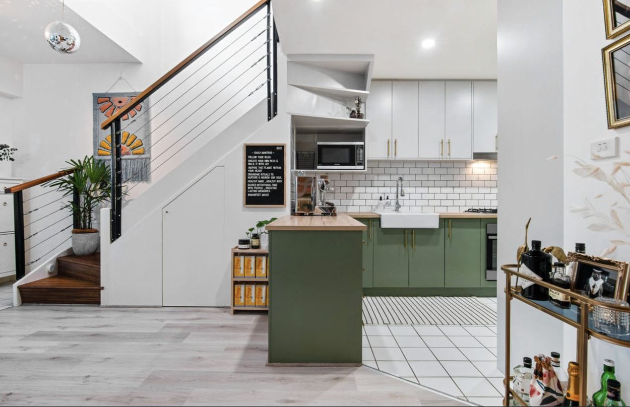 6/1 Kaye Court, Coburg &mdash; Kitchen and staircase